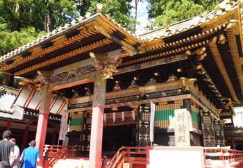 日本を代表する観光地の1つで、パワースポットとしても人気の世界遺産、「日光東照宮」にも急で長い階段が。ボタンの花に囲まれ、うたた寝をする猫「眠り猫」の奥に、「奥社」に続く急で長い階段が続いています。
