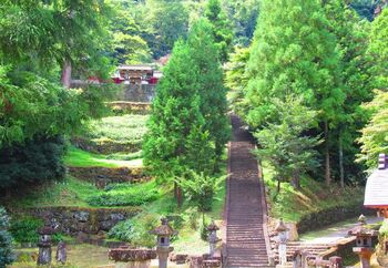 しばしば大河ドラマなどのロケ地としても使われる由緒正しい神社、「妙義神社(みょうぎじんじゃ)」。同じ群馬県の観光スポット「伊香保温泉」や、先ほどご紹介した「榛名神社」とあわせて訪れるのもおすすめ。