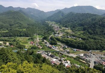 石段をのぼった先にある、五大明王を祀る「五大堂」からの眺め。眼下には門前町が広がります。芭蕉にならって、句を詠みたくなる絶景を味わって。
