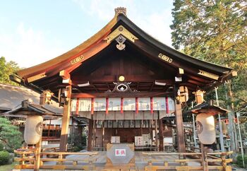 裏参道には縁結びの「荒木神社」も。分かりにくい場所にありますが、ぜひ参拝してみてくださいね。