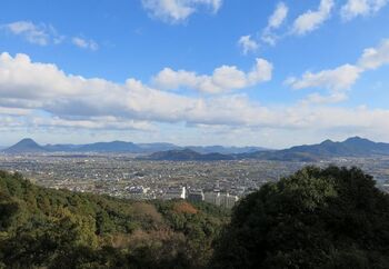 奥社である「厳魂神社(いづたまじんじゃ)」からの眺め。琴平の町はもちろん、晴れた日は瀬戸内海まで一望できます。
一生懸命のぼった人だけが、この絶景を味わえますよ。参拝のあとは、香川名物の「讃岐うどん」巡りもいいですね。暑い夏なら、“おいり”入りのソフトクリームもおすすめです。