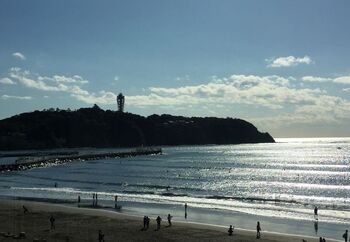 毎年海遊びをする人たちで賑わう湘南、「江の島」も実は階段の名スポット。現在は一大観光地ですが、古くは奈良時代ほどから、僧侶が修行の場として厳しい修行に励んでいた場として知られていました。