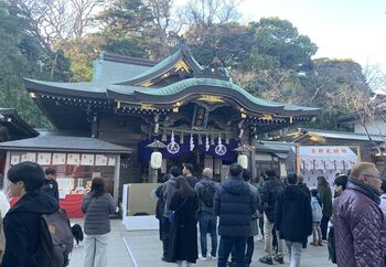 島内はすべて階段というわけではなく、無理なく散策できるでしょう。観光地というだけあって、お休みどころも豊富にあります。夏ならぜひ、しらす丼をいただきましょう!