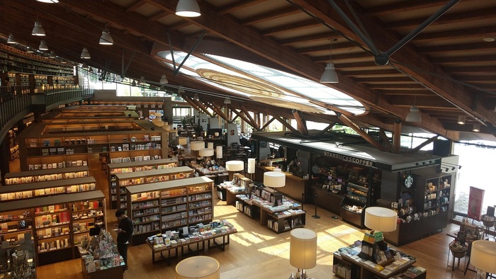 白と木を基調とした建物は、モダンな雰囲気。図書館ではありますが、書店のように気軽に利用することができるため、若い人が多く訪れています。武雄市図書館ではiPadの貸出もしているんだそう。1日1時間だけと時間制限はありますが、これは嬉しいサービスですね。