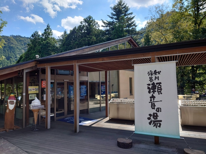 東京にいながらにして、澄み切った空気と森林に包まれながら温泉を楽しめる「秋川渓谷　瀬音の湯」は、四季折々の景色が楽しめるまさに、都会のオアシスです。