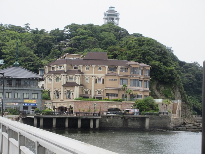 大人のためのリゾート「江の島アイランドスパ」は、神奈川県藤沢市江の島にある本格派の最先端スパリゾートです。男女別の内湯はもちろん水着着用の混浴プールゾーンもあるので、カップルにも人気のスポット。

祝日をのぞく毎週月曜日はうれしいレディースデー。プラン豊富で、ウォーターエクササイズやデトックスコースなど充実のメニューを体験しましょう。最寄り駅は3駅「片瀬江ノ島駅」「江ノ島駅」「湘南江ノ島駅」より徒歩10分～14分の場所にあります。