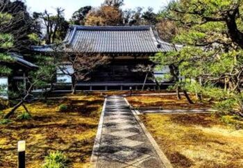 駅のすぐ近くにはこんな朱色の門があります。料理店の看板らしき表札が下がっています。ここを通り抜けたら振り返ってみましょう。この先には無人の古い八雲神社があり、さらに進むと「雲頂菴」というお寺もあります。(※拝観はできません)こんな場所が駅の近くにあるなんて、映画のように知らないうちに神隠しに合ったような不思議な気持ちになってしまいます。