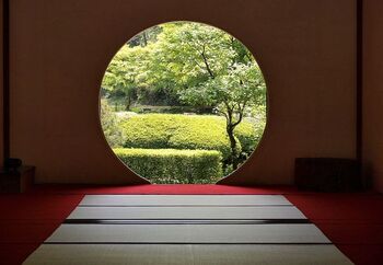 美しい丸窓からの借景が美しい明月院の丸窓。こちらのお部屋で左右の庭園を見ながらお茶やお菓子を頂くこともできます。お茶代の一部はユネスコへ寄付されているそうです。