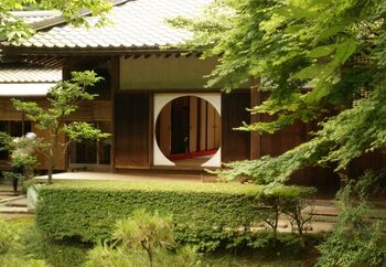 紫陽花寺と言われ、梅雨になると数えきれないほどのあじさいが咲き乱れます。秋冬はとても静かで、枯山水の庭園や瓶ノ井庵(鎌倉十井の一)があります。