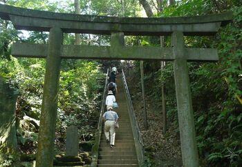 円覚寺といえば急で長い階段を上っていかなければなりませんが、高い場所にあることがこのお寺の最大の特徴です。