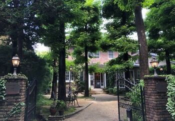 「葉祥明 美術館」は小さな水路沿いにある洋館。古都鎌倉のイメージからここだけ別な空間に来たかのようです。イタリア・ボローニャ国際児童図書展グラフィック賞を受賞したメルヘン画家・風景画家の葉祥明の作品が展示されています。実際に家族が住んでいた洋館を改装し「一冊の美しい絵本」と言われるほどおしゃれな場所です。美術館と素敵なお屋敷の両方の魅力を併せ持つスポットです。