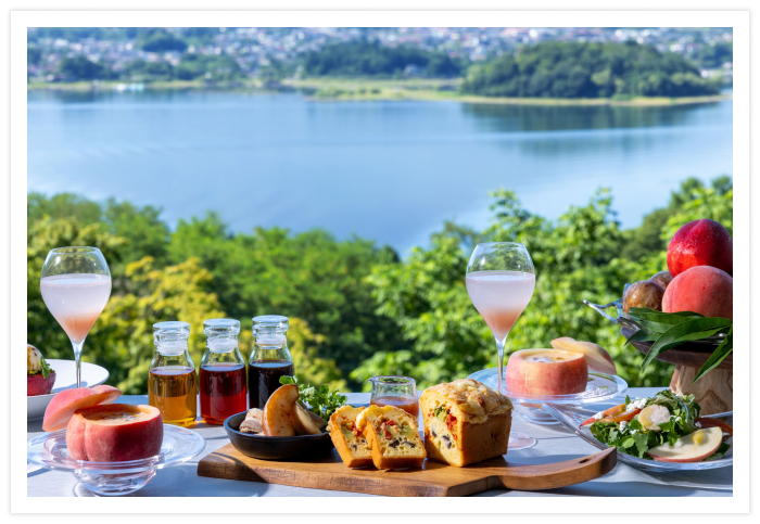 日本一の産地・山梨が誇る旬の桃と葡萄（*1）を発酵させたワインビネガーやバルサミコ酢を合わせた特別なメニュー。約100種にのぼる（*2）桃の中からシェフが3種を厳選し、旬の魅力を引き出した一皿を爽やかなビネガーとともに堪能できます。