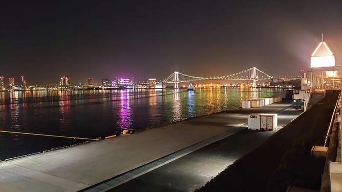 対岸の夜景が昼間対岸の夜景が昼間とは全く違う印象。