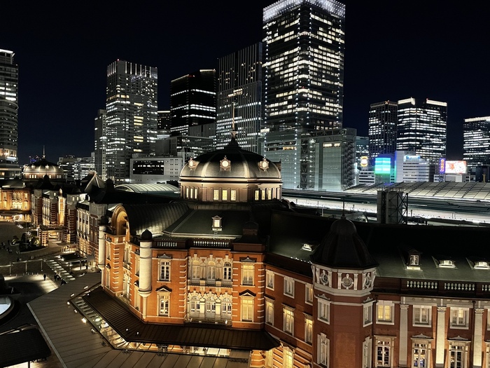 屋上ガーデンで都心の夜風を楽しむ。