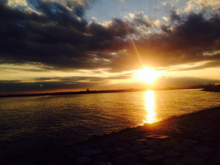 夕暮れどきの海辺は昼間とはまた違った雰囲気が味わえます。