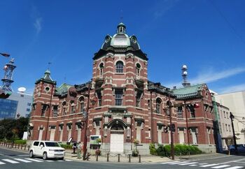 盛岡市内を流れる中津川の川沿いには、カフェや雑貨店、美術館などが点在していてお散歩コースにぴったり。
レトロなレンガ造りが素敵なこの建物は、今でも銀行として使われているんです。

街をめぐりがてら、気になるお店を覗いてみては？