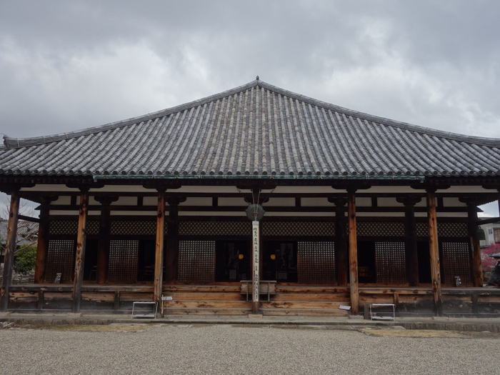日本最古の寺院、飛鳥寺を前身とする「元興寺（がんごうじ）」は、落ち着いた雰囲気の寺院。かつてはならまちエリアの大半を含む広大な寺院でしたが、現在は旧僧坊遺構である極楽坊本堂と極楽坊禅室のみが残っていて、どちらも世界遺産に登録されています。