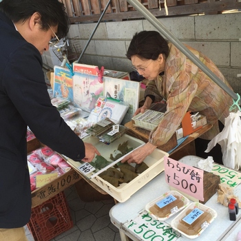 市民の台所として勝浦に住む人たちの生活にとけ込んできた勝浦朝市。
漁港などに水揚げされたばかりの新鮮な魚介類や乾物などの加工品。そして地元の農家でとれた野菜・果実・花などがなんでも揃います。