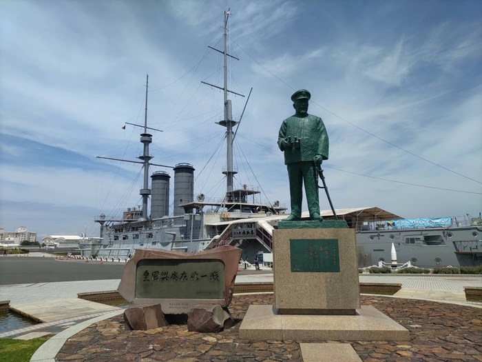 猿島行きフェリー乗り場のすぐそばにある「三笠公園」も外せないスポット。「日本の都市公園100選」「日本の歴史公園100選」に選ばれた公園は、海辺で開放感がある気持ちの良い場所です。