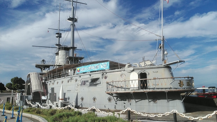 公園内に保存されている戦艦「三笠」。一度は耳にしたことがあるのではないでしょうか？イギリスに保存されている「ヴィクトリー」、アメリカに保存されている「コンスティチューション」と並ぶ、世界三大記念艦のひとつです。