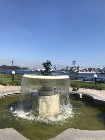 バラが美しい公園としても知られている「ヴェルニー公園」。園内の噴水にもバラがかたどられています。