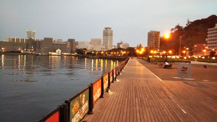 横須賀港を望む公園は、夜景の美しいスポットとしても知られています。ボードウォークも昼間とは違った雰囲気。ベンチに座って夜風を楽しむのも気持良さそうです。