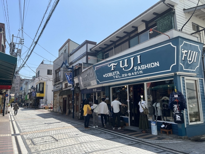 ミリタリーショップやスカジャン専門店などが並ぶ通りは、歩いているだけで楽しめます。英語の看板があったり、米兵さんが歩いていたり異国ムードも満点。
アメリカと日本がコラボした独特の雰囲気が魅力の通りは、雑貨店やカフェなどもあるのでのんびり歩いたりお茶をするのもおすすめです。
