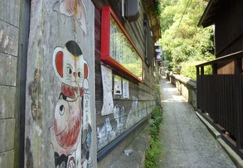 絵師の園山春二さんが尾道の町に放った「福石猫（ふくいしねこ）」が集まるパワースポットで、「猫の細道」と呼ばれています。