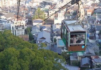 「千光寺（せんこうじ）」は806年に空海によってつくられたと言われています。山頂まではロープウェイで楽々。山頂駅からは文学のこみちを通って5分ほどで到着です。