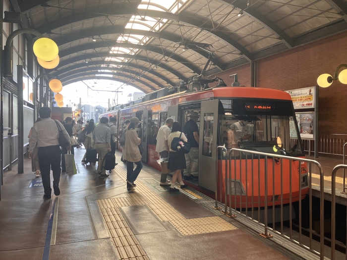 世田谷線は、ほぼ全ての列車が三軒茶屋 - 下高井戸間の全区間を通し、各駅停車で運行している電車です。
※画像は三軒茶屋駅