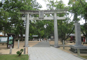 武士でもあり、明治維新の精神的指導者・理論者として有名な「吉田松陰」（享年３０歳）が祀られています。
高杉晋作、伊藤博文、山縣有朋らを輩出した「松下村塾」は、今も見学可能となっており、当時の状況を思い描くことができる、大変貴重な場所なのです。

教育者であった彼は、現在学問の神として崇められており、合格祈願や学問成就にご利益がある神社とされています。

広い境内をのんびり散歩すると気分もリフレッシュ。