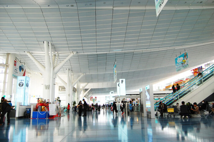 普段何気なく旅行で使っている羽田空港。実は、通り過ぎるだけではもったいない、素敵なスポットが満載なんです。今回は、国内線ターミナルだけでなく国際線にも注目して、羽田空港の楽しい過ごし方をご紹介していきます！