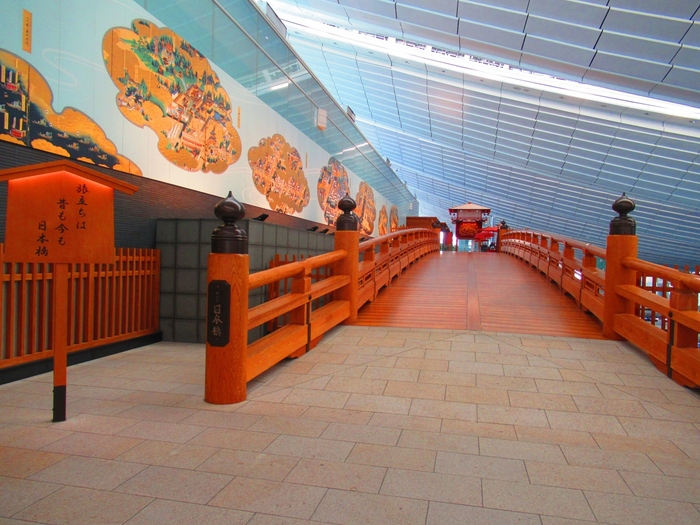 羽田空港国内線ターミナルから無料バスですぐに行くことができる、国際線ターミナル。和心あふれるスタイリッシュなターミナルは、特に海外旅行に行かない方でも、一度は訪れて頂きたいスポットです！