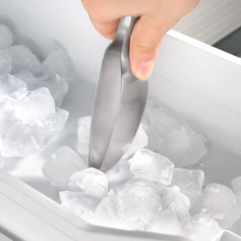 沢に厚い氷が張りつめる頃。沢を流れている水さえも寒さに凍りつく厳しい冬の情景です。