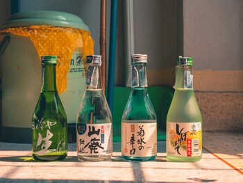 フッ素加工のフライパンにひき肉を入れて、日本酒を回しかけ火にかけます。
パラパラになるまで炒り上げたら、一度ザルに上げます。ひき肉をフライパンに戻して、好みの調味料を加えて炒り上げます。