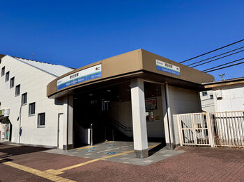 東伏見は、新宿や高田馬場まで乗り換え不要で30分ほど。吉祥寺も自転車で10分ほどの距離なので、気軽に遊びに行けます。ダイドードリンコアイスアリーナがあるので、スポーツ好きの人にもおすすめ!大きな商業施設はないものの、駅前にはスーパーやドラッグストアなどが点在していて日常の買い物には困りません。駅を挟んで両側には東伏見公園と武蔵関公園があるので、自然をいつでも身近に感じられます。