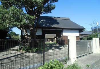 狛江からは小田急線で下北沢や新宿に20分程度でアクセスでき、バスで世田谷方面にも行きやすいので、郊外の中でも比較的都心へ出やすいエリアです。調布や仙川など京王線方面へもバスが出ているので、平日の通勤・休日のお出かけともに選択肢が多そうですね。