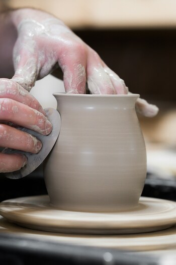 陶器は「土もの」とも呼ばれるように、粘土から作られます。磁器と比べると粒子が粗く、焼成温度が低いため強度が劣りますが、温かみのあるぽってりとした質感に仕上がります。