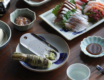すり下ろした「生わさび」を使うなら、やっぱりお刺身が一番。清涼な香りが魚の美味しさを引き立たせ、臭みを取ります。また本わさびは毒消しの効果も高く、食中毒から守ってくれます。