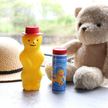 無添加や無香料でも素材は洗剤なので、口には入らないように注意しましょう。目や口に入った場合は、水ですすいで洗い流してくださいね。安全に気を付けて楽しくシャボン玉遊びをしてください。