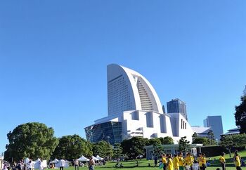 パシフィコ横浜の奥にある、みなとみらい最大の緑地を持つ「臨港パーク」。みなとみらいの海辺に広がる開放的な公園です。