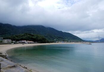 しまなみレモンビーチの名で親しまれる瀬戸田サンセットビーチは、日本の名海水浴場88選に選ばれています。瀬戸内で最も美しい夕焼けが見られる海岸とも言われており、連日多くの観光客を魅了しています。