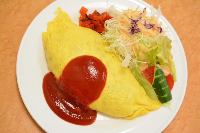 新宿の美味しい「オムライス」のお店はいかがでしたか？やわらかなトロトロ卵のオムライスや、お母さんが作ってくれたような薄い卵に包まれたシンプルなオムライス。あなたはどんなオムライスが食べたいですか？

美味しいものが多いグルメの街、新宿で、お気に入りの「オムライス」を見つけたら、お買い物がますます楽しくなりそうです。機会を見つけて、ぜひ、行ってみてくださいね♪