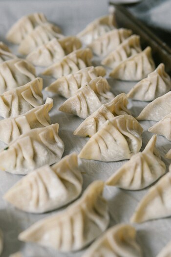 餃子はみんな大好きな定番メニューです。子供から大人まで美味しく食べられるので、たくさん作って餃子パーティーをするお家も多いのでは？けれど意外に難しいのが分量です。つい、多めに作り過ぎてしまうこともしばしば。