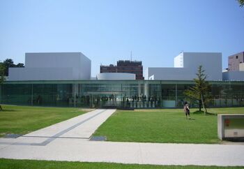 現代アートを様々な形で体感できる【金沢21世紀現代美術館】は、金沢屈指の観光スポット。アートを鑑賞した後は、併設のミュージアムショップでお土産を探しましょう。