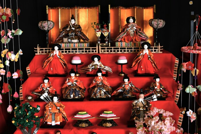着々と近づく春の足音。
春の訪れと共にやってくるのが、3月3日の「ひな祭り」ですね!女の子の居るご家庭では、お雛様を飾ったり、ひな祭りをイメージした飾り付けなどでお部屋をデコレーションしたりと、気分も盛り上がりますよね。
桃の節句とも呼ばれる「ひな祭り」。ポカポカな春の訪れも祝いつつ、大人も一緒に「ひな祭り」を楽しんでみてはいかがでしょうか♪
