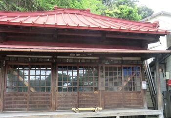 住環境は、そこで暮らす人々の意識や行動に大きな作用を及ぼすものですが、ここ「鎌倉」は、自然豊かな上、文化的な環境にあるためか、概ね人々の交流が健やかで穏やかです。

【極楽寺駅から徒歩2分程、極楽寺の門前、一般道路沿いにある「導地蔵堂（みちびきじぞうどう）」。一見すると民家のようなこの地蔵堂は、1267年に運慶作の地蔵像を安置したのがそのはじまりと伝わる由緒ある御堂である。中の地蔵像は、鎌倉二十四地蔵の一つに数えられている。広やかな縁台には、近隣の人々が思い思いに立ち寄る。】