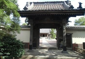 観光客で混雑する駅周辺や海岸、商店街や若宮大路界隈を除けば、鎌倉の町中は、ゆったりとして落ち着いた趣で、例え観光シーズンであっても、早朝や夕方過ぎは、何処も概ねのどやかで、鎌倉らしいローカルな雰囲気です。

【若宮大路の「鎌倉市農協連即売所」の東側にある「本覚寺」周辺は、大路の喧騒が嘘のように静やかで穏やかな雰囲気。「本覚寺」境内の隅に佇む「しあわせ地蔵」は、地元では、“見守り地蔵さん”として大事にされている。】