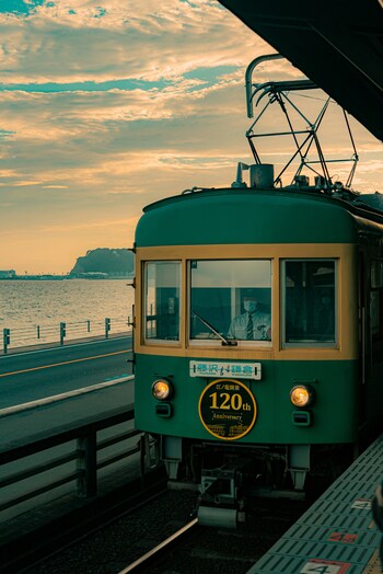 歩き疲れたら、江ノ電も走っているので、乗り込めばローカルな鎌倉らしい景観も楽しめます。せっかくなら、海岸の材木座や由比ヶ浜へ足を運んでも良いですし、鎌倉大仏の「高徳院」や紫陽花で有名な「長谷寺」といった観光名所を訪れても良いでしょう。【江ノ電「長谷駅」。車窓景色は、今の鎌倉を映し、心弾む。】