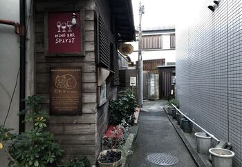 先の「小川軒」から御成商店街を進んだ左手の路地奥に佇むのが「KIBIYAベーカリー」。鎌倉には全国に名が轟く人気店がありますが、その筆頭に挙げられるのがこのお店です。【隠れ家的雰囲気の「KIBIYAベーカリー」】